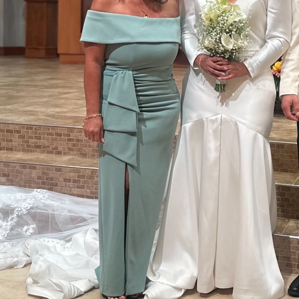 Elegant beautiful Xscape Off-Shoulder Light Green Maxi Dress